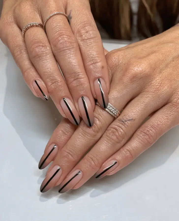 Нейтральные ногти с черной линией по центру на длинных овальных ногтях
