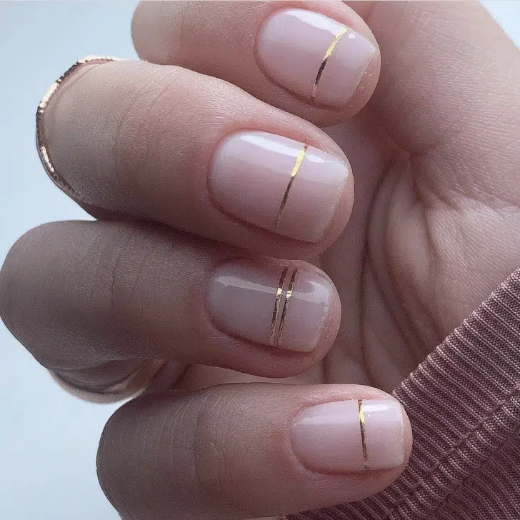 Нейтральный маникюр с золотой линией на коротких натуральных ногтях