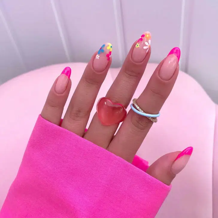 Неоновый розовый френч с цветочным принтом на овальных ногтях средней длины