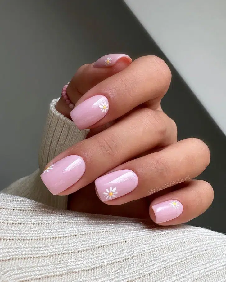 Нежно-розовый маникюр с цветами на коротких квадратных ногтях