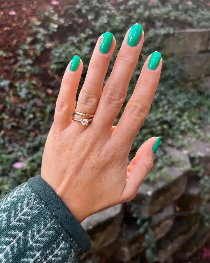 Однотонный зеленый маникюр на квадратных ногтях средней длины
