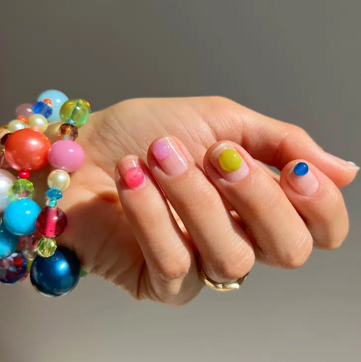 Оригинальный дизайн с разноцветными каплями на натуральных коротких ногтях