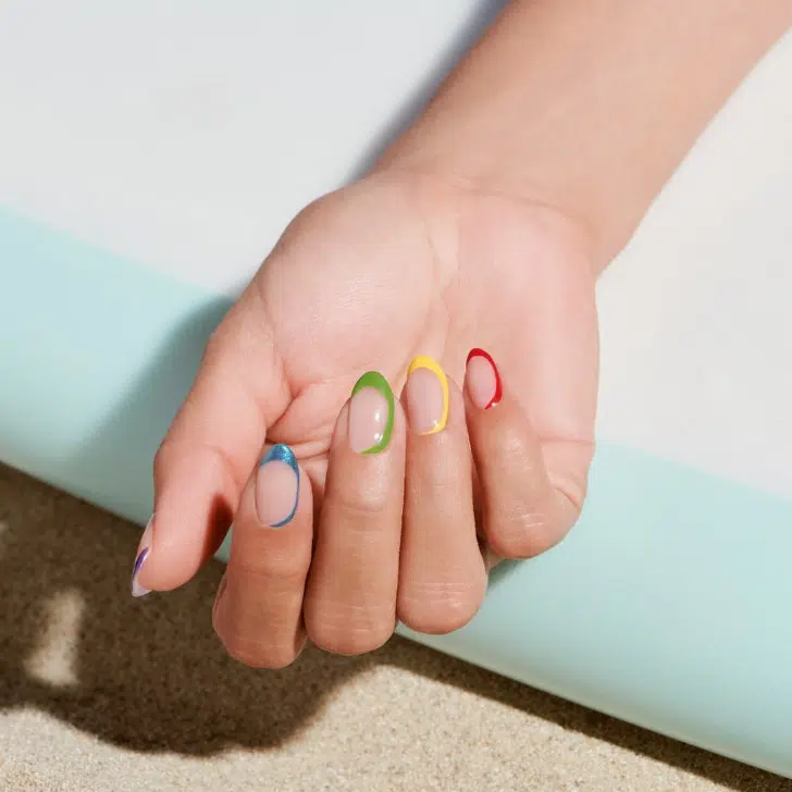 Разноцветный френч на миндальных ногтях средней длины