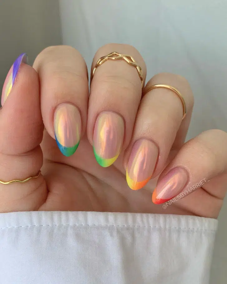 Разноцветный френч с хромированной отделкой на миндальных ногтях