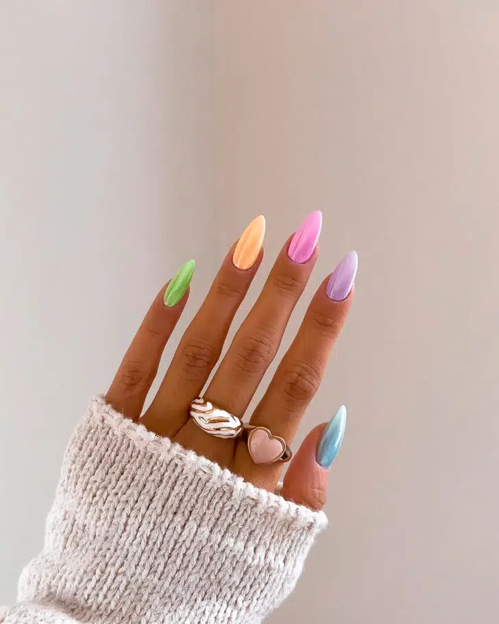 Разноцветный хромированный маникюр на длинных острых ногтях