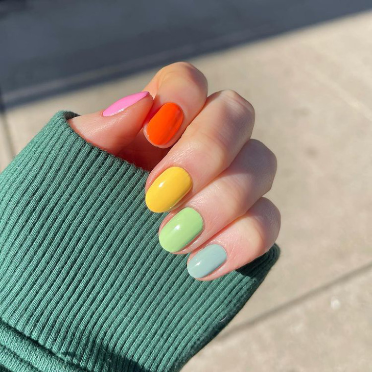 Разноцветный летний маникюр на коротких овальных ногтях