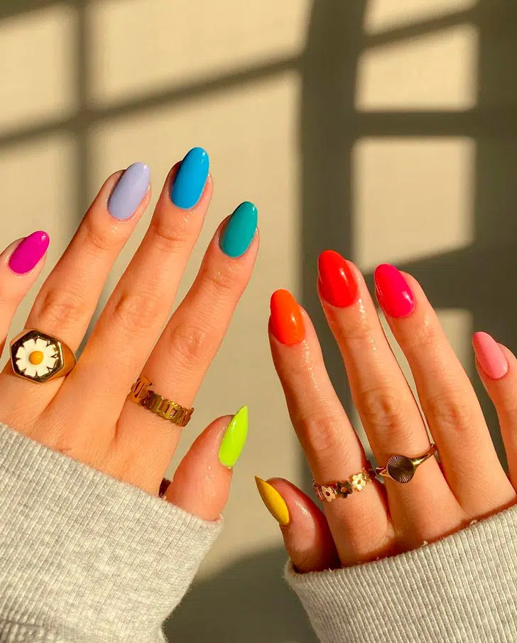 Разноцветный летний маникюр на овальных ногтях средней длины