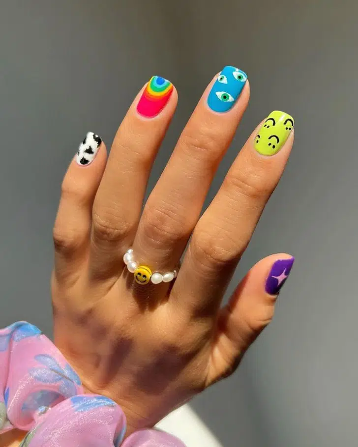 Разноцветный маникюр с принтами на коротких квадратных ногтях