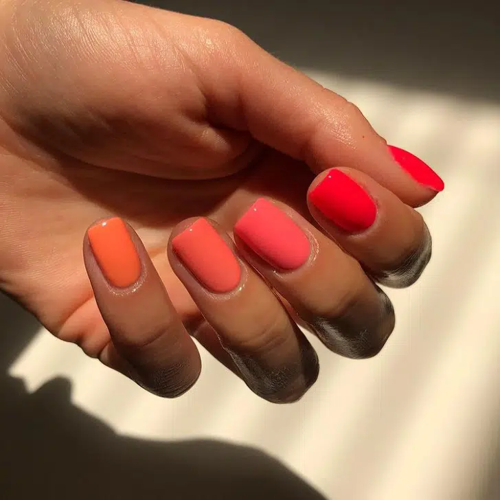 Разноцветный маникюр в оттенках розового на коротких квадратных ногтях