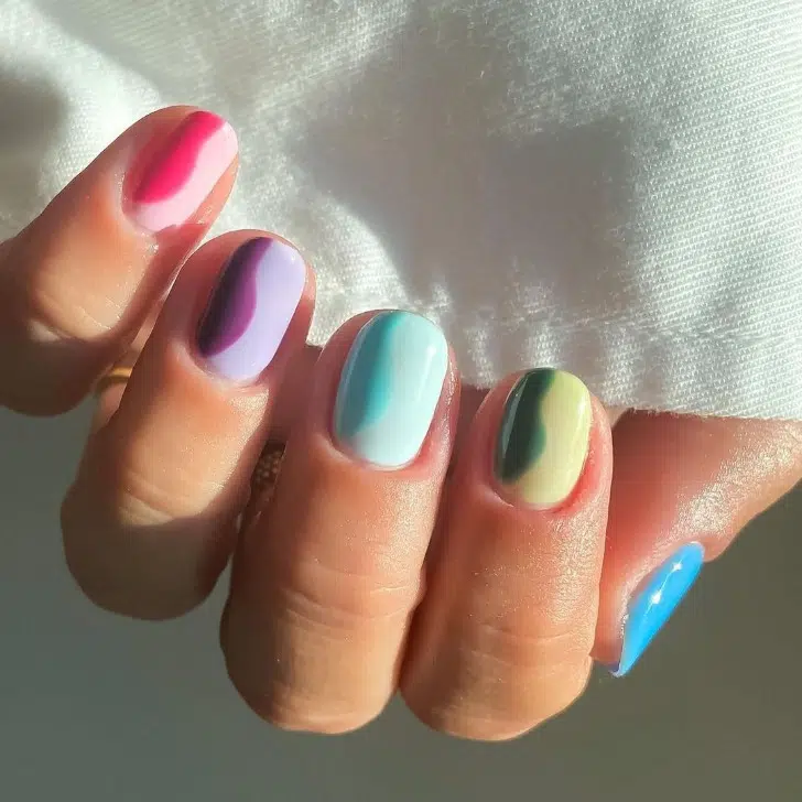 Разноцветный пастельный маникюр на коротких овальных ногтях