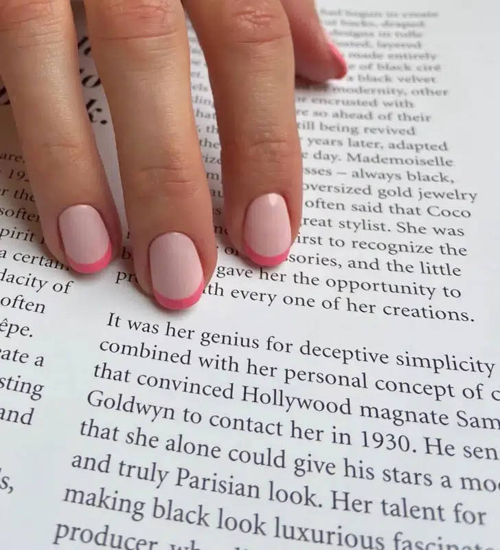 Розовый френч на натуральных овальных ногтях средней длины