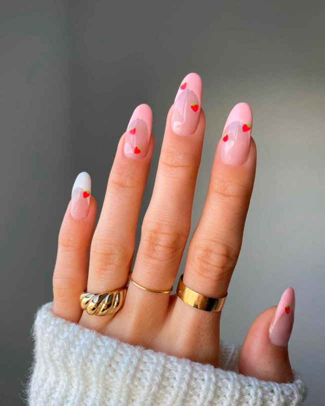 Розовый френч с клубникой на длинных овальных ногтях