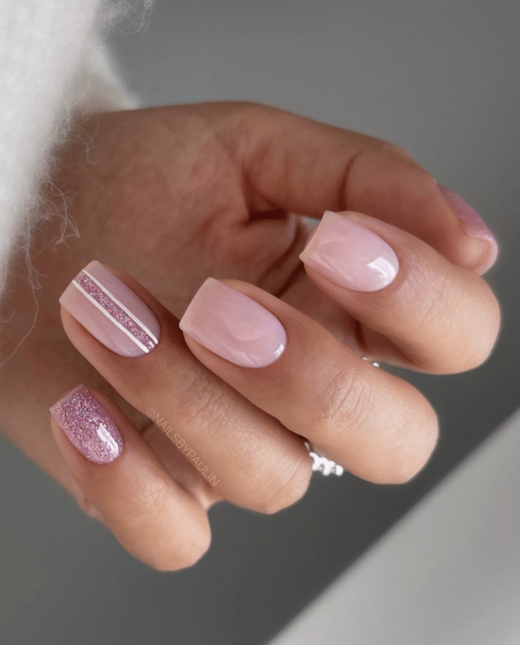 Розовый глянцевый маникюр с блестками на квадратных ухоженных ногтях