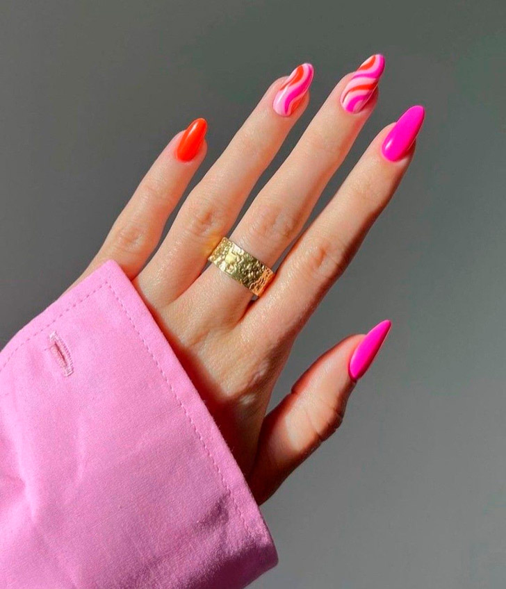Розовый летний маникюр с завитками на длинных миндальных ногтях