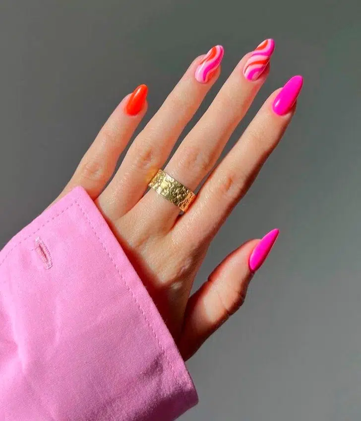 Розовый летний маникюр с завитками на длинных миндальных ногтях