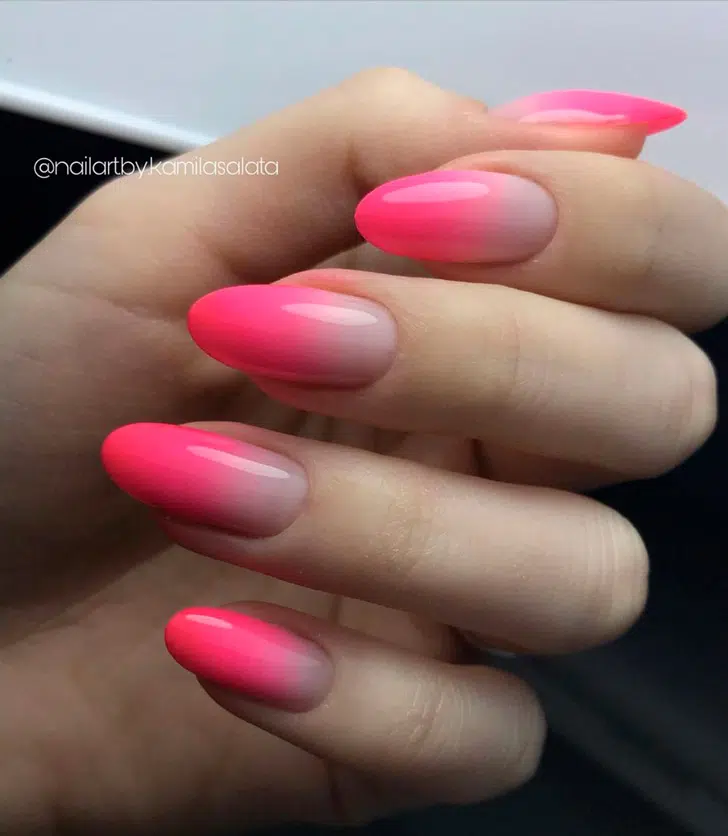 Розовый маникюр омбре на длинных миндальных ногтях