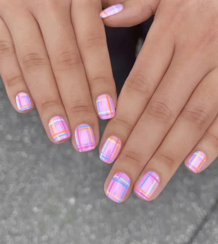 Розовый маникюр с разноцветными линиями на коротких квадратных ногтях 