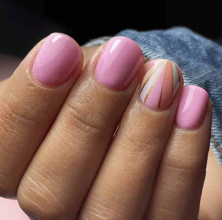 Розовый маникюр с тонкими линиями на коротких ногтях