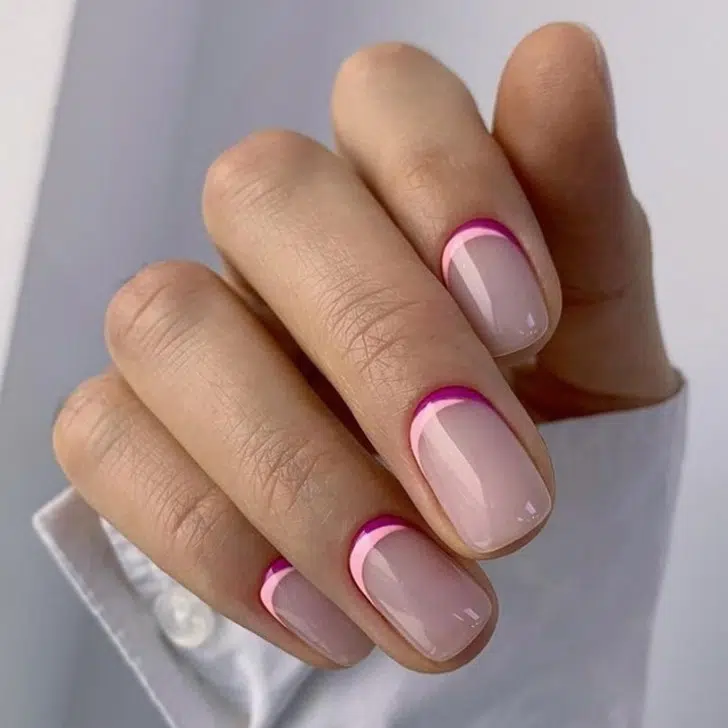 Розовый перевернутый французский маникюр на коротких квадратных ногтях