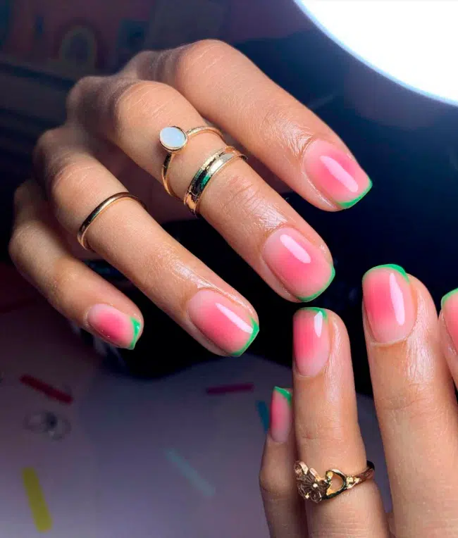 Розовая основа и зеленый френч на квадратных ногтях
