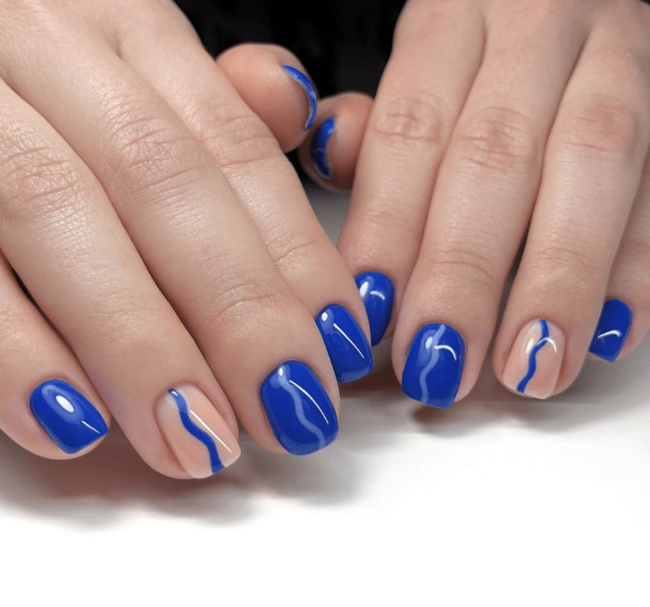 Синий маникюр с волнообразными линиями на коротких натуральных ногтях