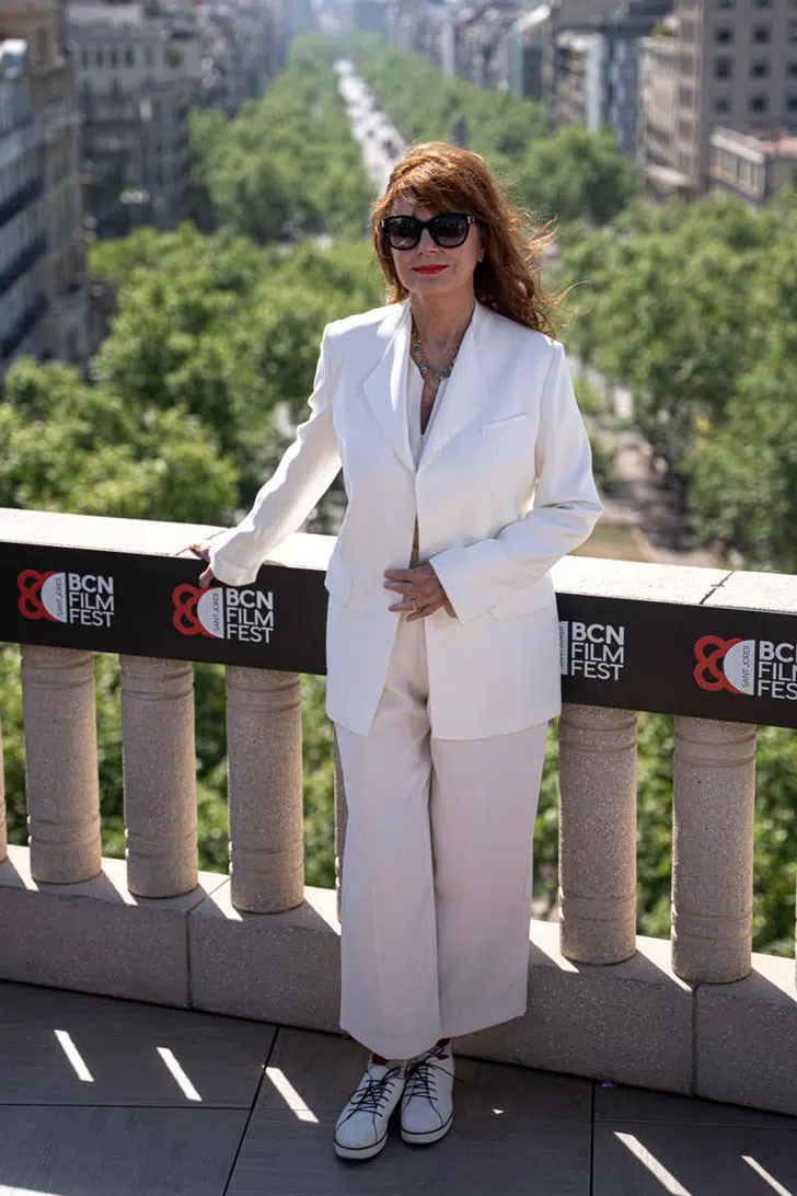 Сьюзан Сарандон в белом костюме с блейзером оверсайз и брюками кюлотами