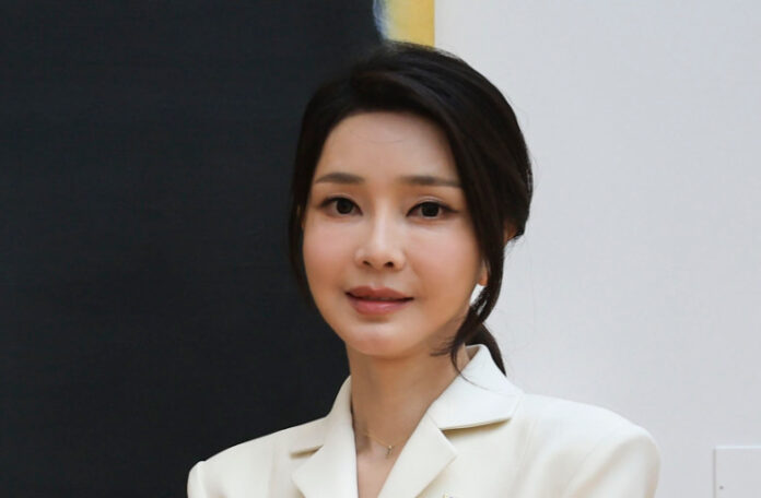 В пышной юбке и жакете: 50-летняя первая леди Южной Кореи выглядит максимум на 30
