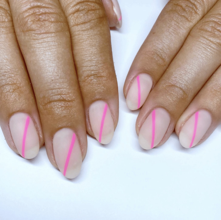 Яркие розовые линии на матовых ногтях овальной формы