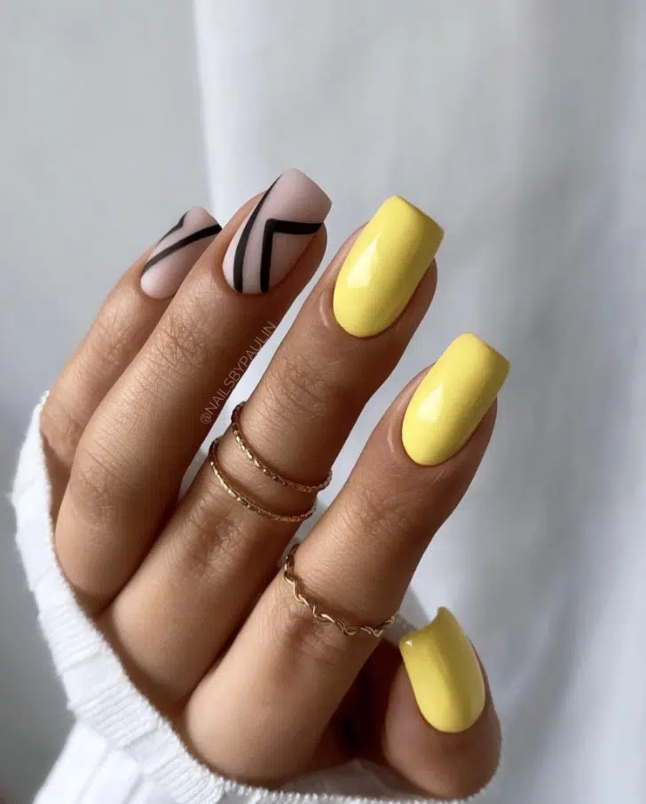 Желтый маникюр с черными линиями на длинных квадратных ногтях