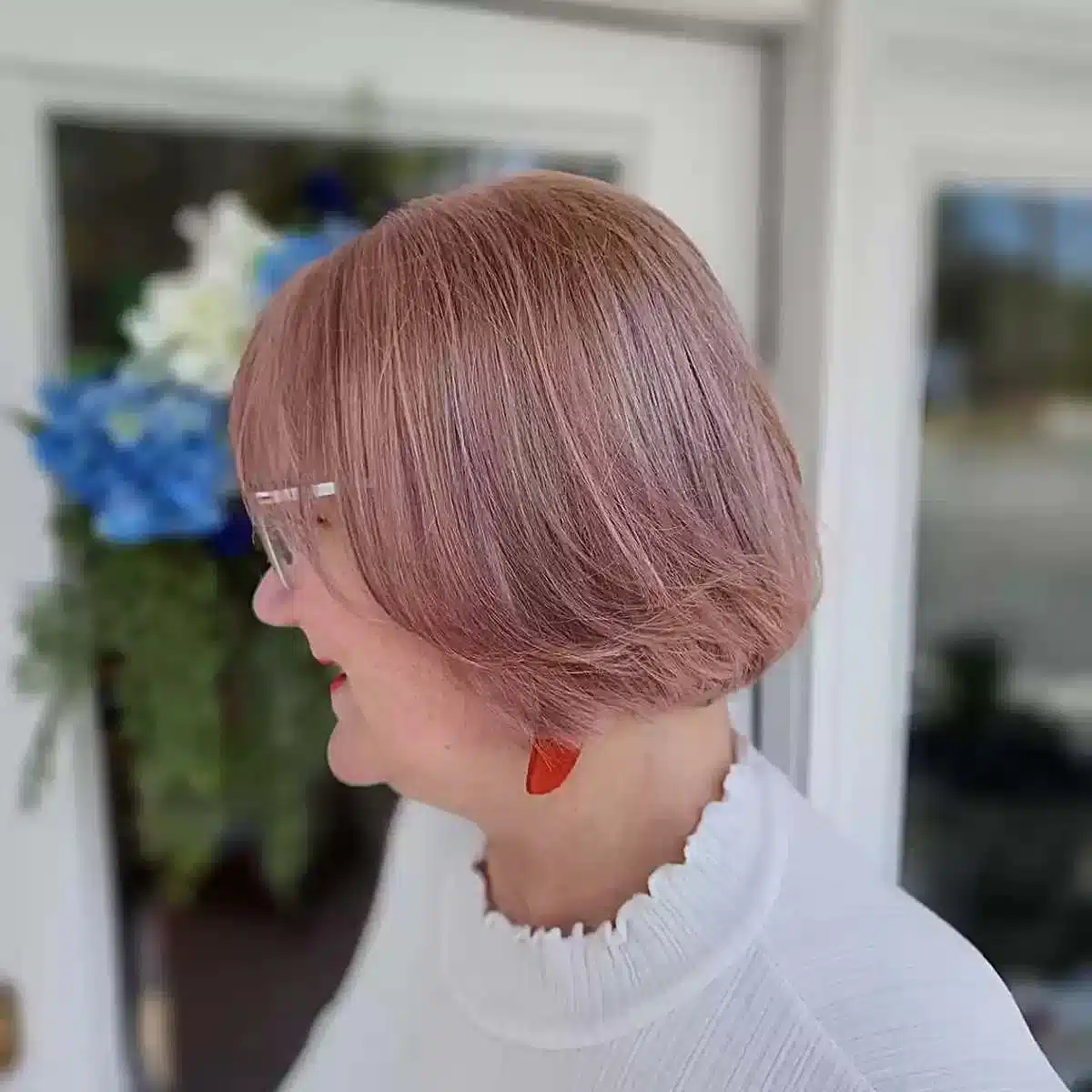 Женщина со стрижкой боб с розовым оттенком на тонких волосах