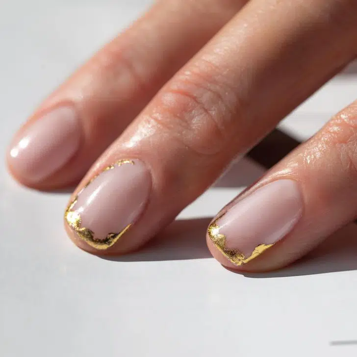 Золотой френч на коротких квадратных ногтях