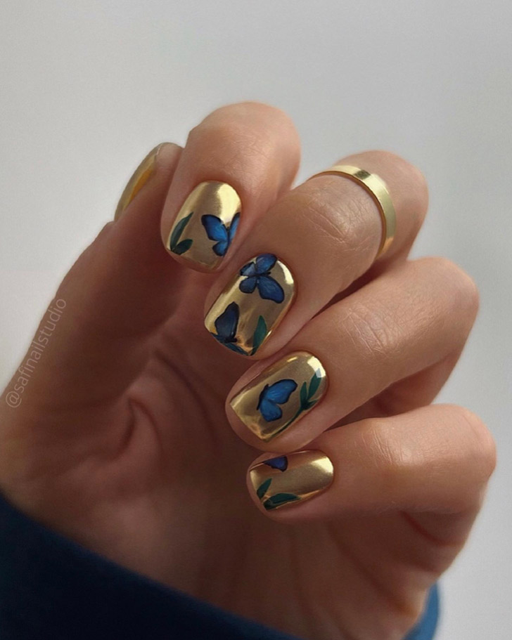 Золотой маникюр с бабочками на коротких квадратных ногтях