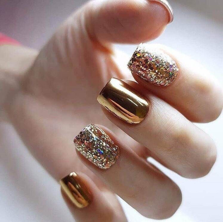 Золотой металлизированный маникюр с блестками на квадратных ногтях