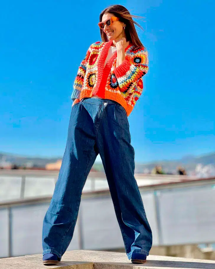 Ана Антолин в свободных джинсах и ярком укороченном кардигане