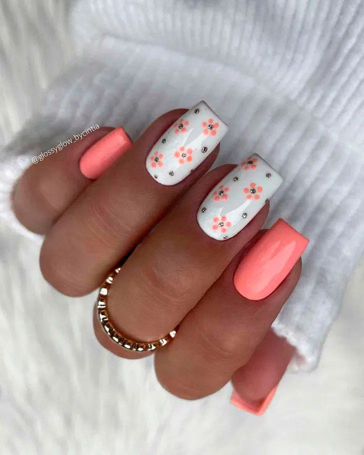Бело-розовый маникюр с цветочным принтом на длинных квадратных ногтях