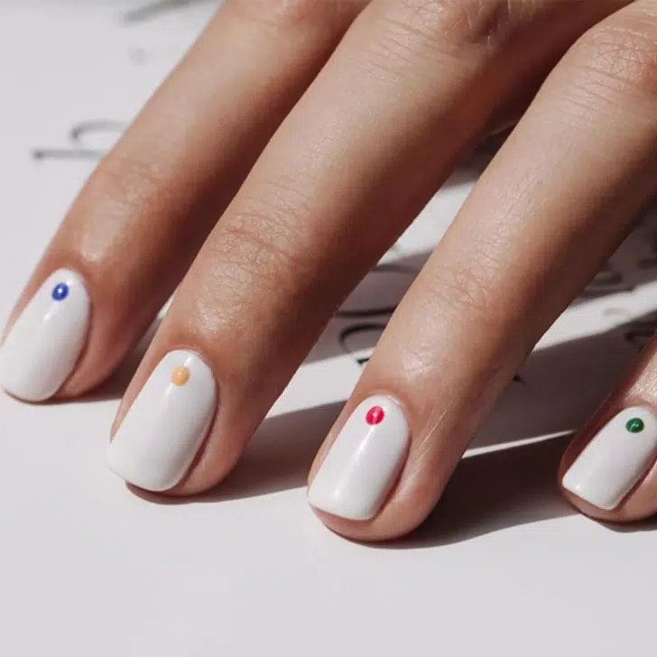 Белый маникюр с разноцветными точками на коротких квадратных ногтях
