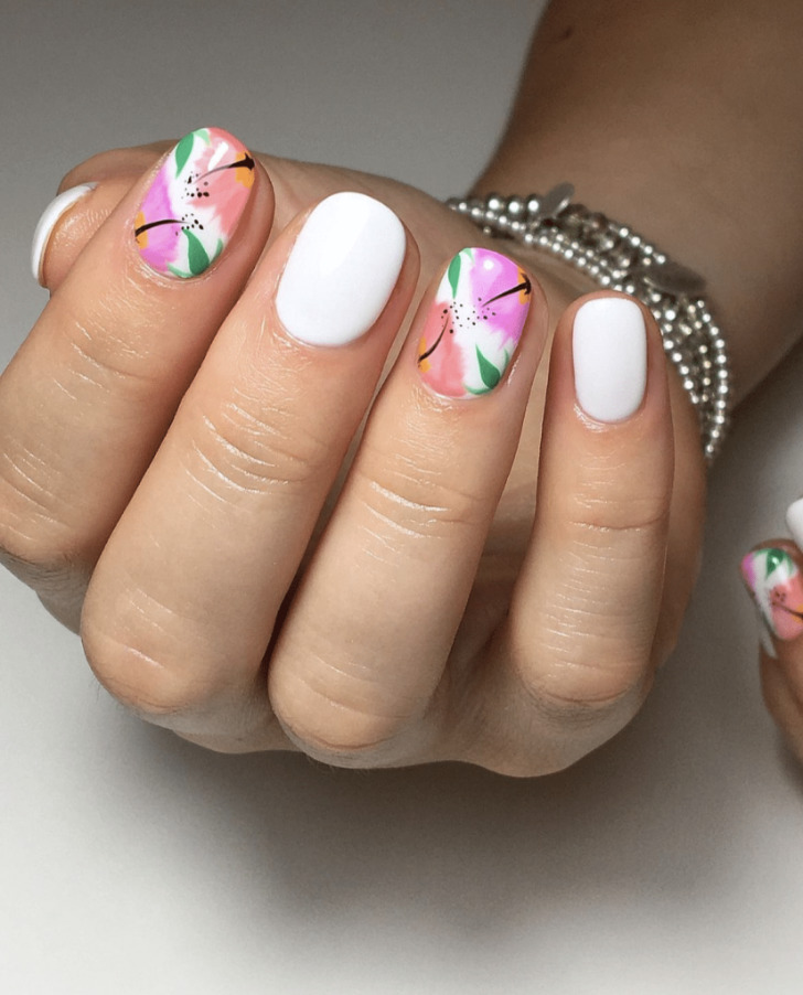 Белый маникюр с ярким цветочным принтом на ухоженных коротких ногтях