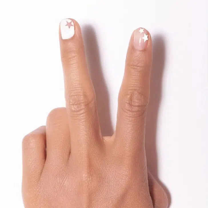 Белый маникюр со звездами на коротких натуральных ногтях