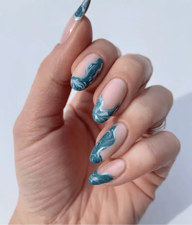 Бирюзовый маникюр с морскими волнами на длинных овальных ногтях