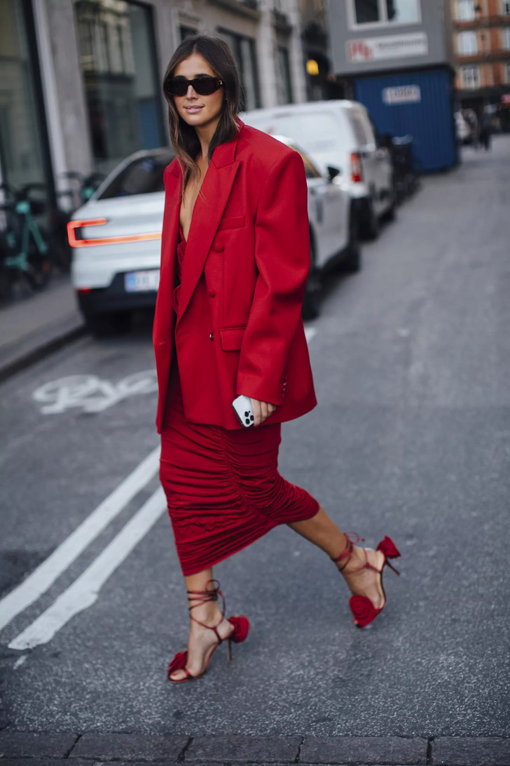 Девушка в красном платье миди, блейзере оверсайз и красных босоножках на шнуровке