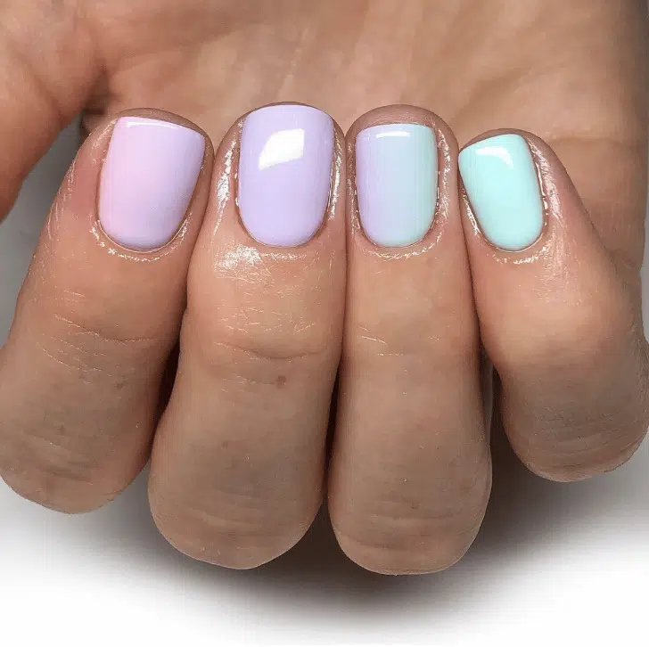 Фиолетово-голубой маникюр омбре на коротких ногтях