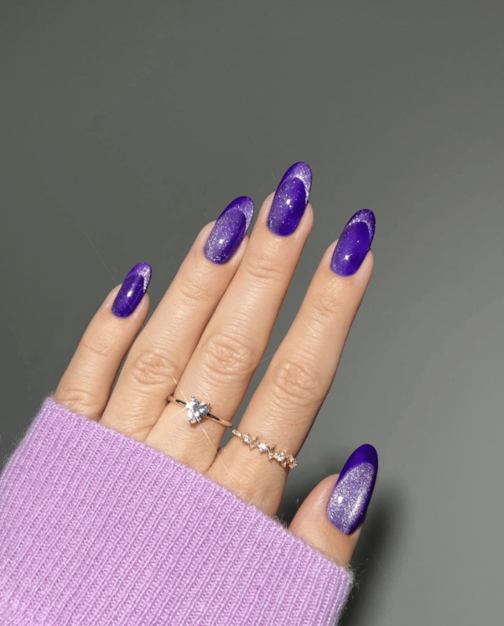 Фиолетовый френч кошачий глаз на длинных овальных ногтях