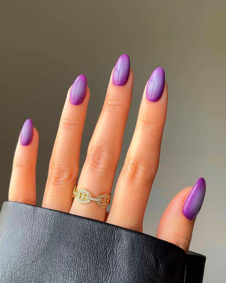Фиолетовый градиент на миндальных ногтях средней длины
