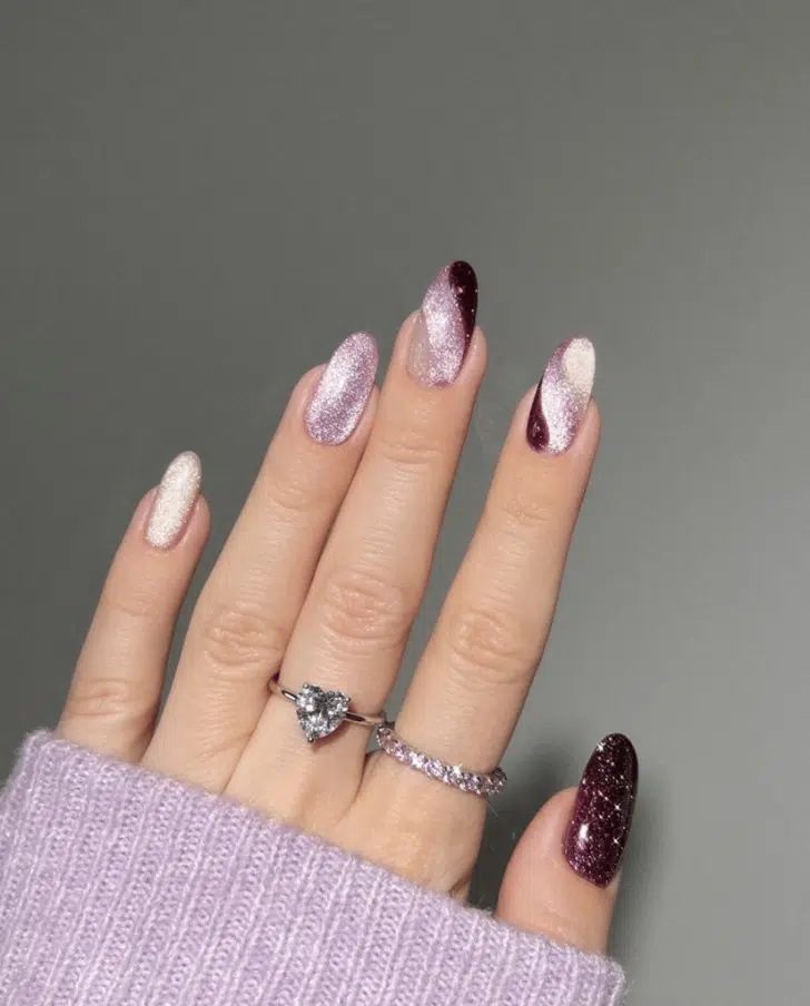 Фиолетовый маникюр омбре на овальных ногтях средней длины