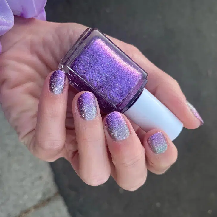 Фиолетовый маникюр омбре с блестками на коротких ногтях