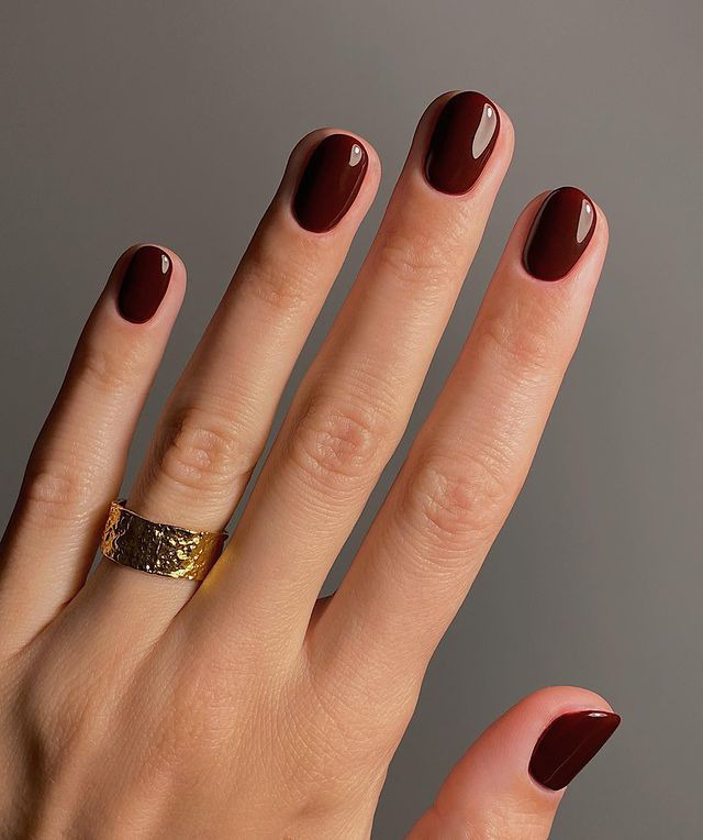 Глянцевый коричневый маникюр на коротких овальных ногтях