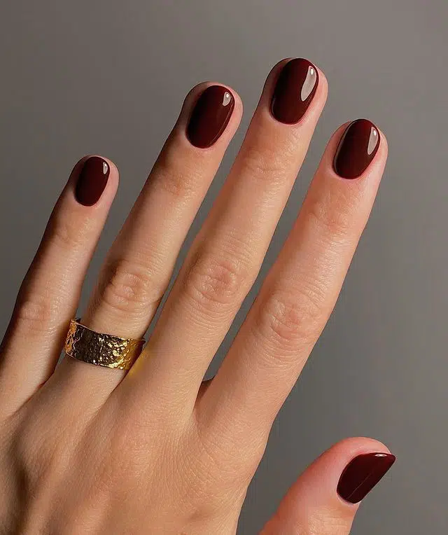 Глянцевый коричневый маникюр на коротких овальных ногтях