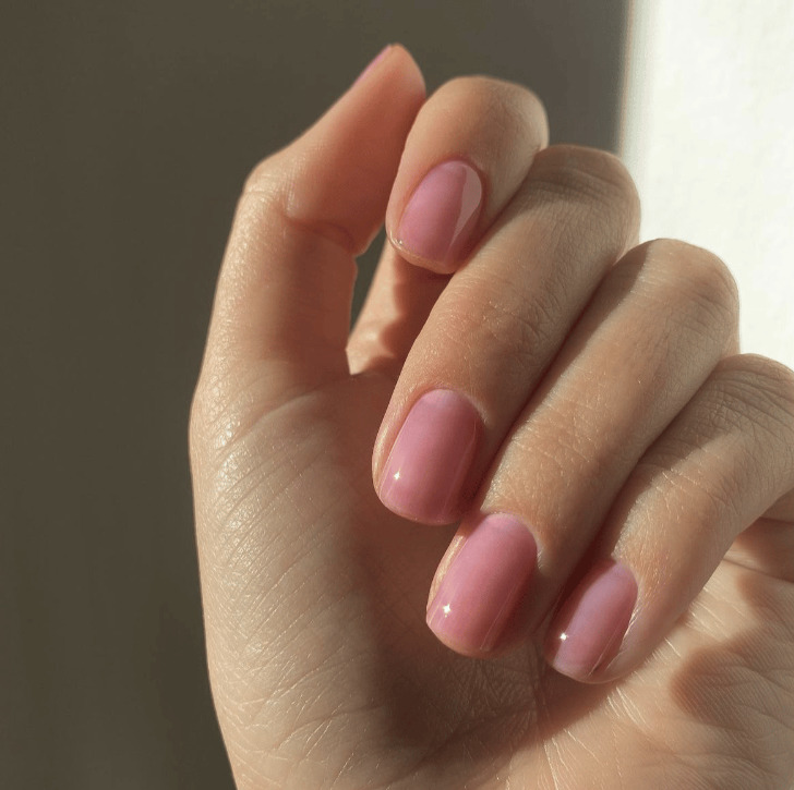 Глянцевый розовый маникюр на коротких квадратных ногтях