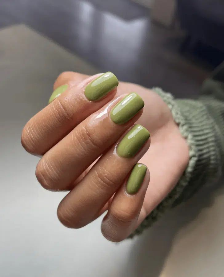 Глянцевый светло-зеленый маникюр на квадратных ногтях средней длины