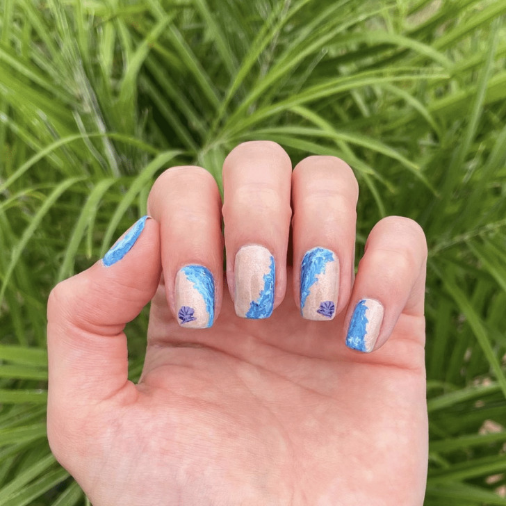 Голубой маникюр с волнами и ракушками на квадратных длинных ногтях